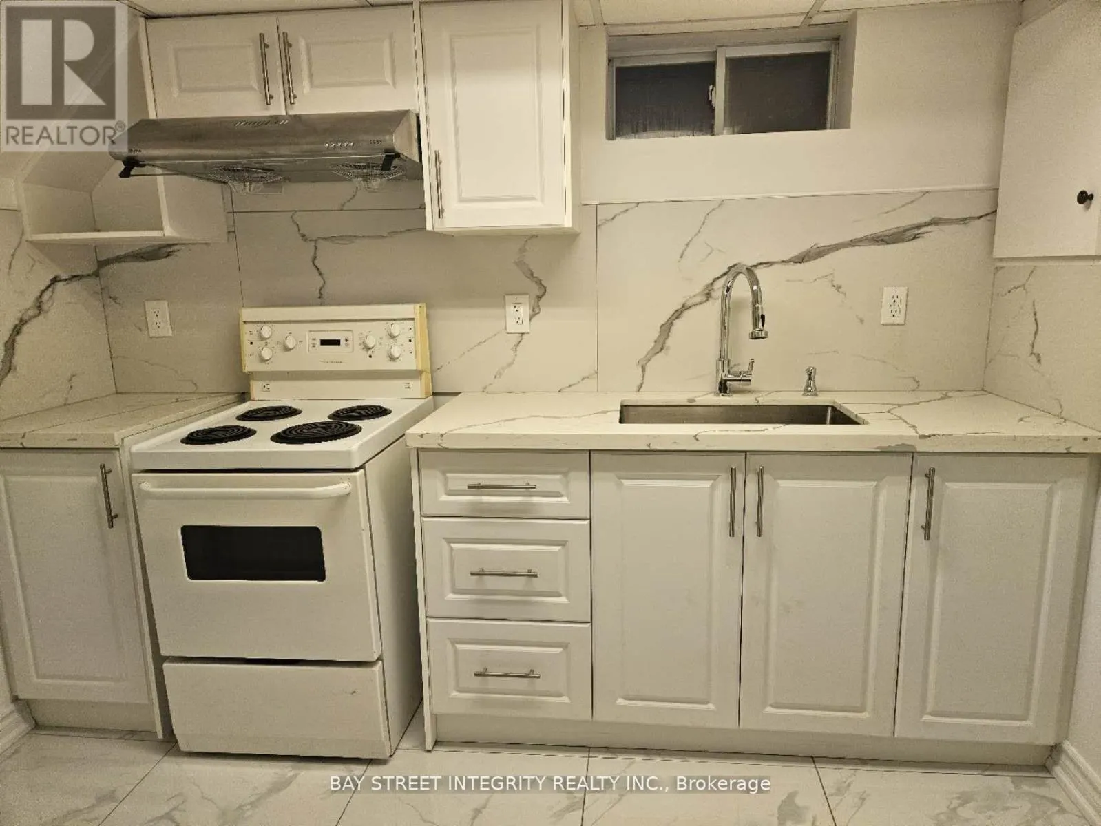 House for rent: Bsmt Big Bedroom - 65 Walter Avenue, Newmarket, Ontario L3Y 2T4