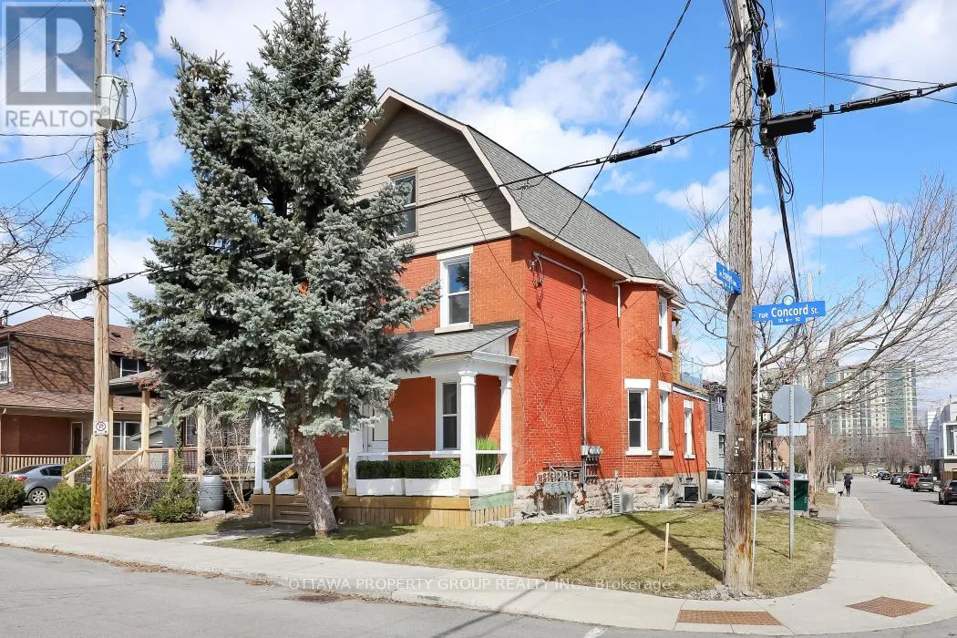 Triplex for rent: C - 149 Concord Street W, Ottawa, Ontario K1S 0Z3