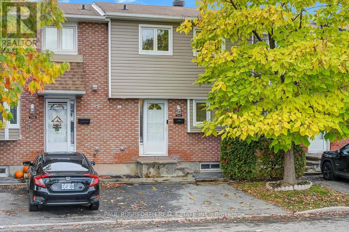 Row / Townhouse for rent: C - 1742 Lamoureux Drive, Ottawa, Ontario K1E 2N2