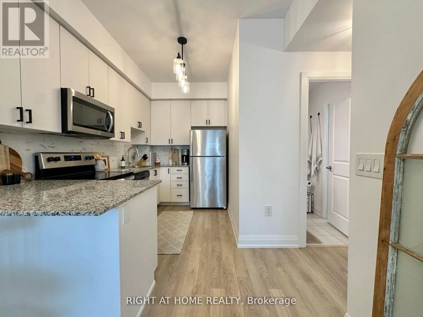 Row / Townhouse for rent: C801 - 5299 Hwy 7 Highway, Vaughan, Ontario L4L 0J1