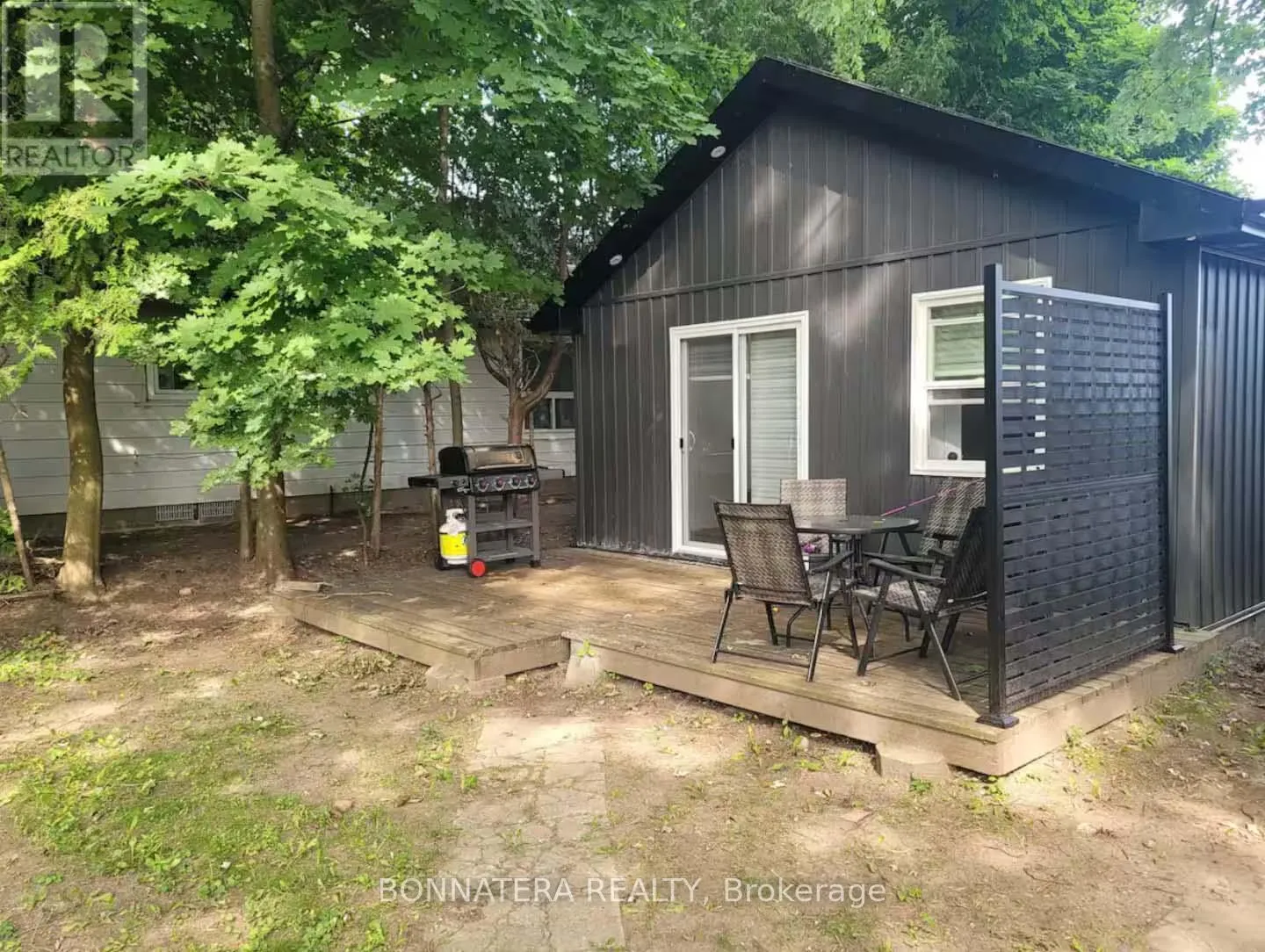 Other for rent: Cabin - 687 Innisfil Beach Road, Innisfil, Ontario L0L 2M0