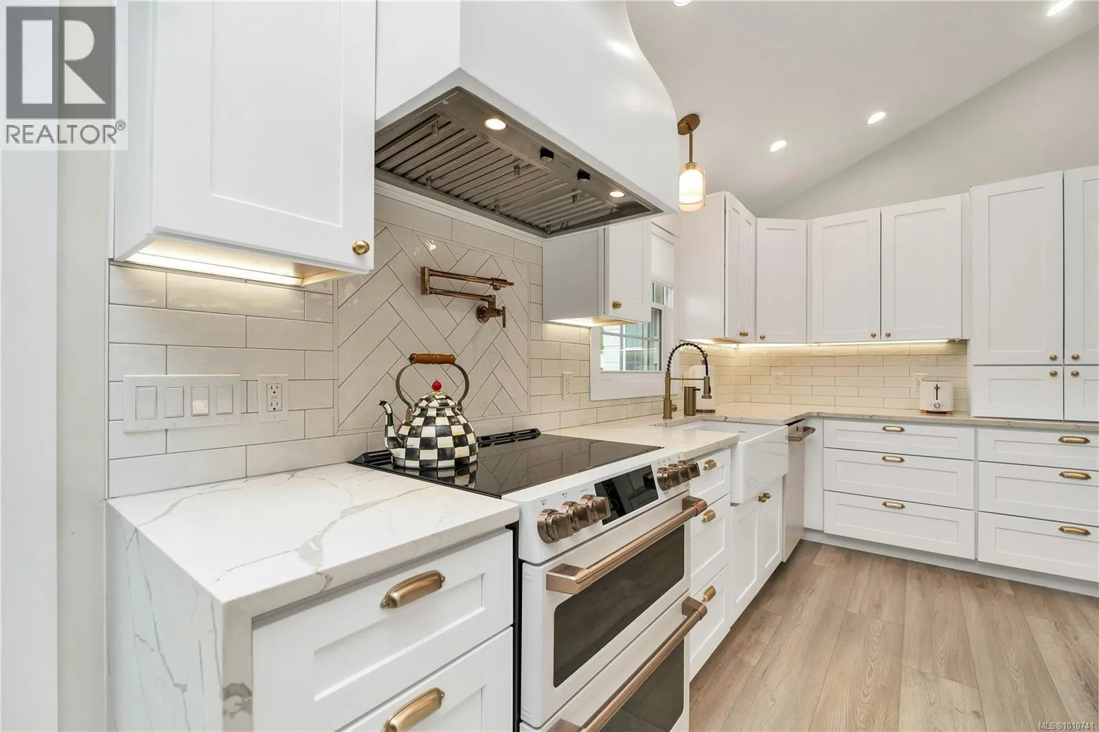 Cls Cls St, Victoria, British Columbia V8Z 6E3