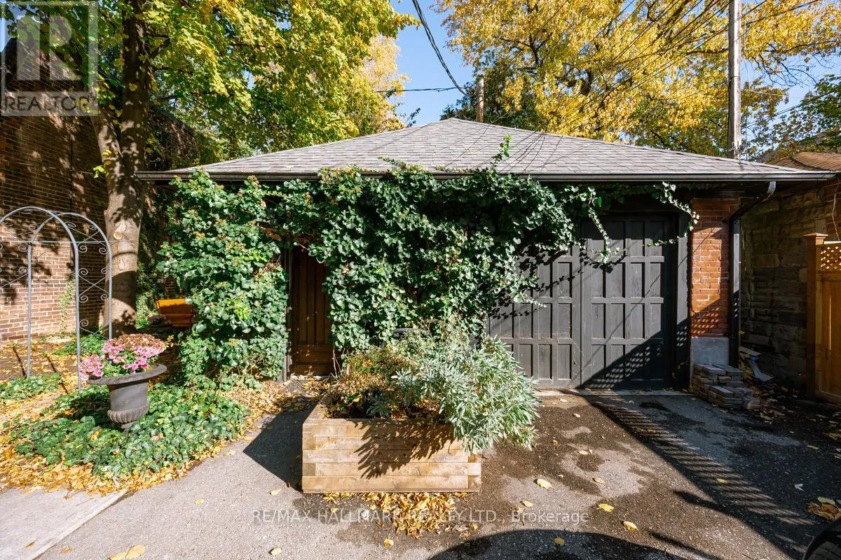 House for rent: Coach House - 321 Palmerston Boulevard, Toronto, Ontario M6G 2N5