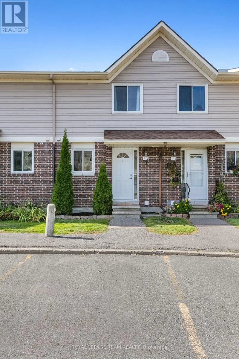 Row / Townhouse for rent: D - 114 Valley Stream Drive, Ottawa, Ontario K2H 9E1
