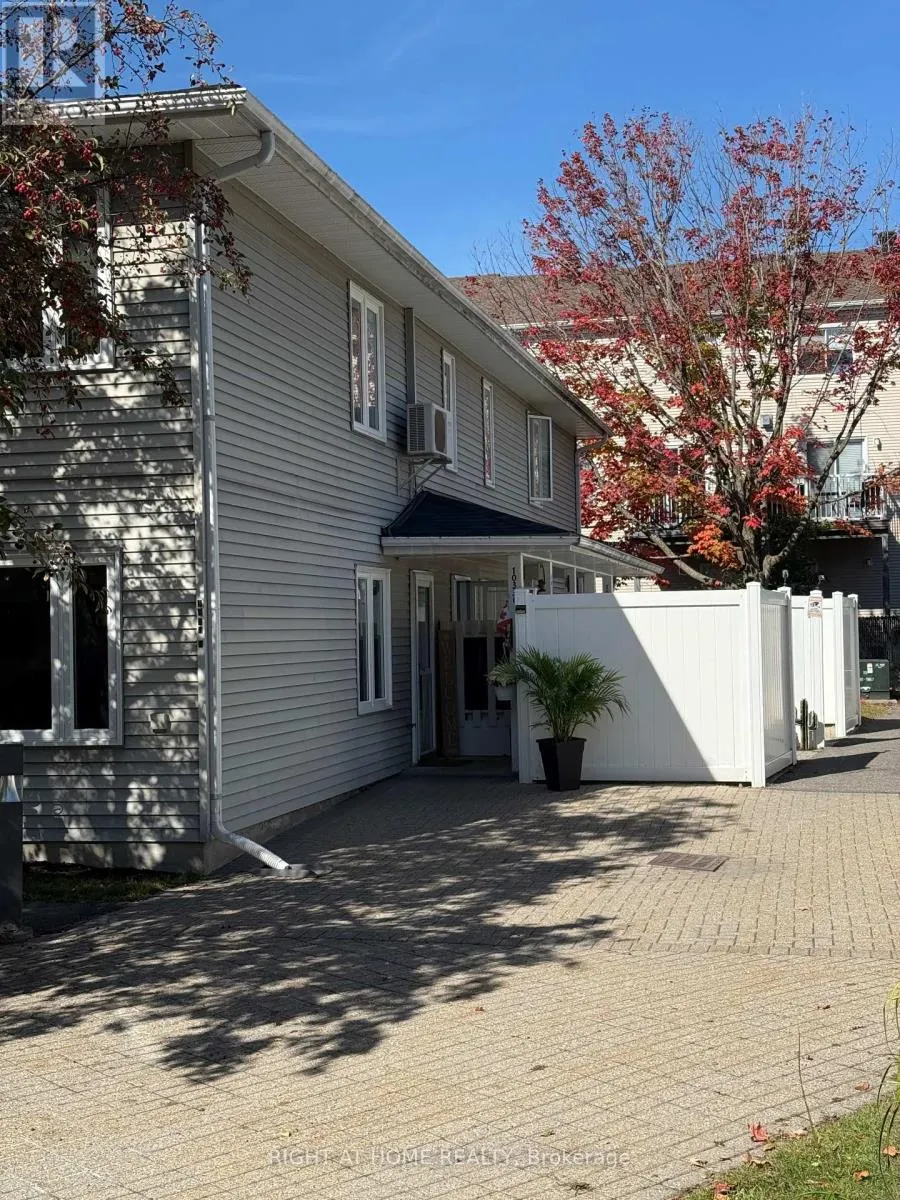 Row / Townhouse for rent: E - 1033 Cummings Avenue, Ottawa, Ontario K1J 9K6