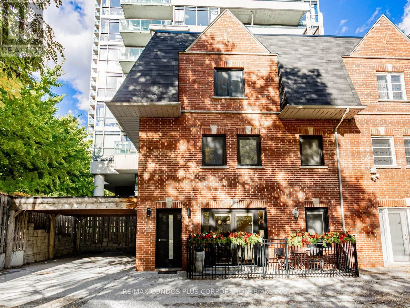 Row / Townhouse for rent: F - 346 Jarvis Street, Toronto, Ontario M4Y 2G6