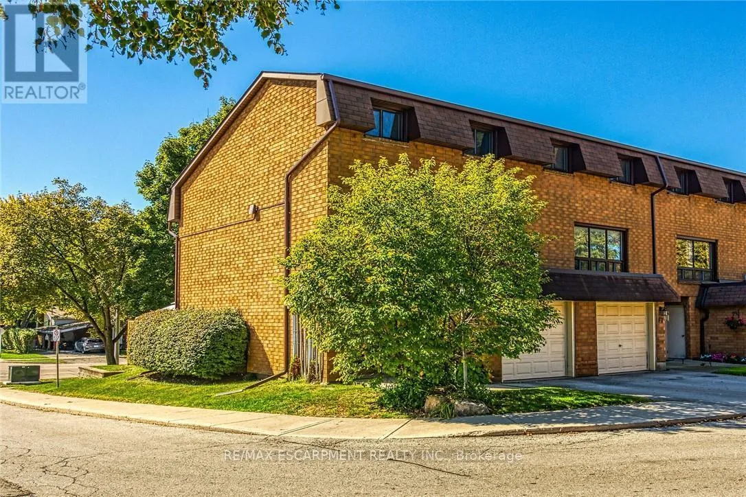 Row / Townhouse for rent: F8 - 500 Stone Church Road W, Hamilton, Ontario L9B 1R2