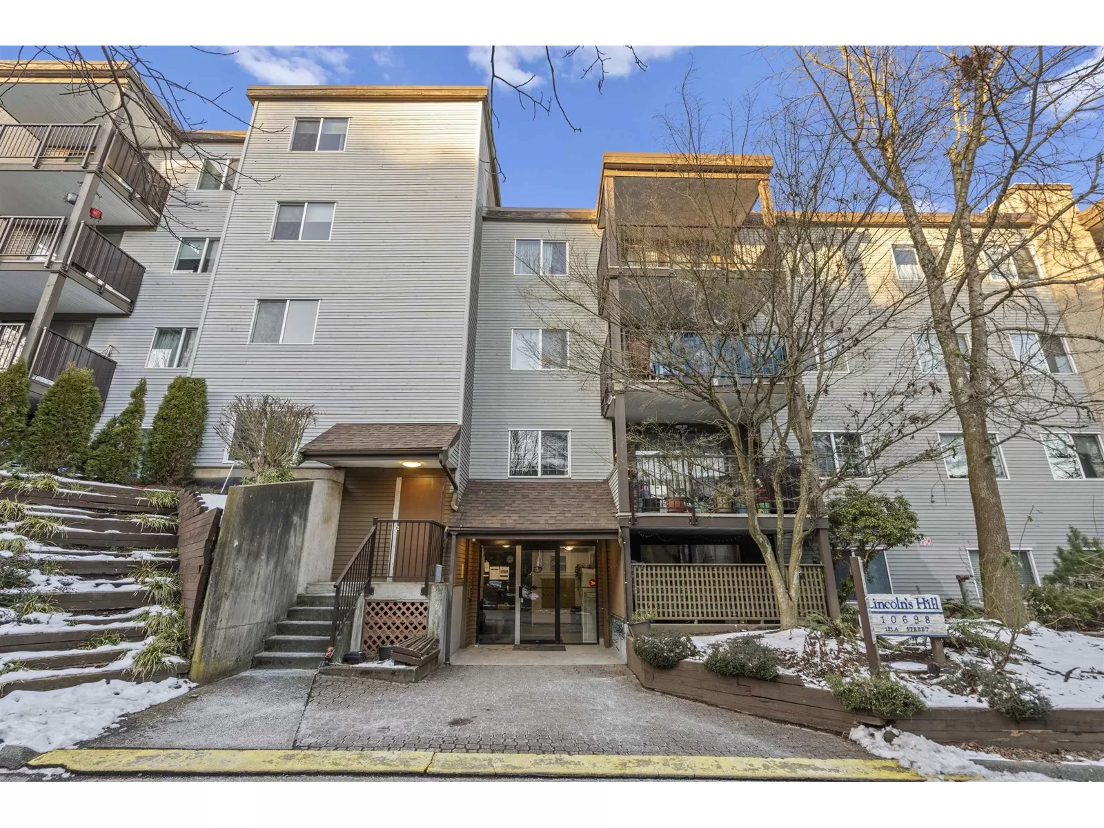 Apartment for rent: G08 10698 151a Street, Surrey, British Columbia V3R 8T5