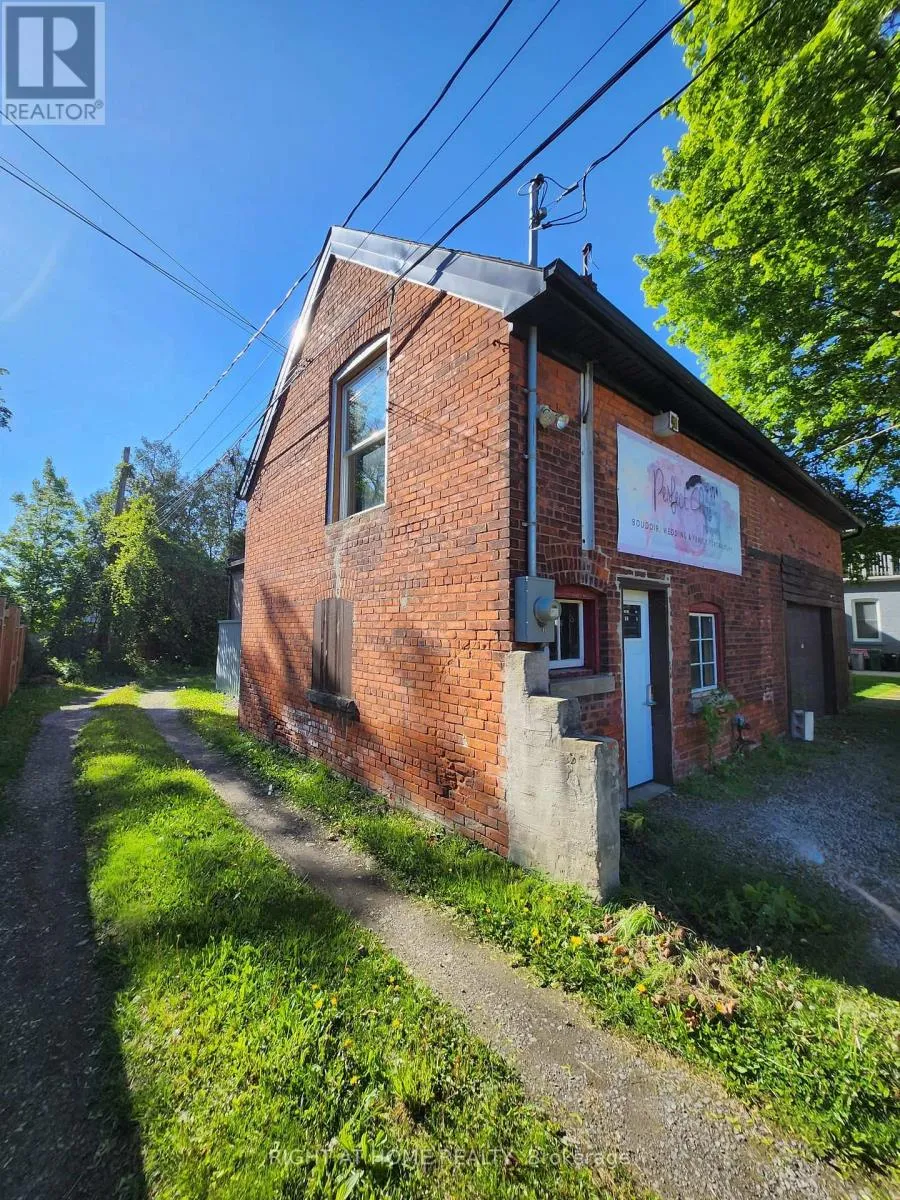 Garage - 171 King Street W, Hamilton, Ontario L9H 1V3