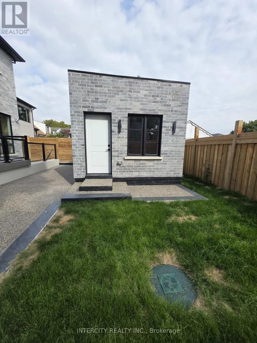 Other for rent: Garden Suite - 247 Alderbrae Avenue, Toronto, Ontario M8W 4K6