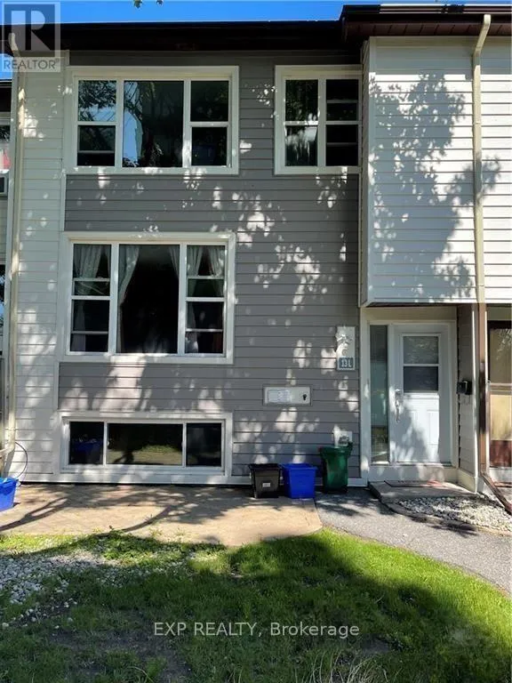 Row / Townhouse for rent: L - 13 Banner Road, Ottawa, Ontario K2H 8T3