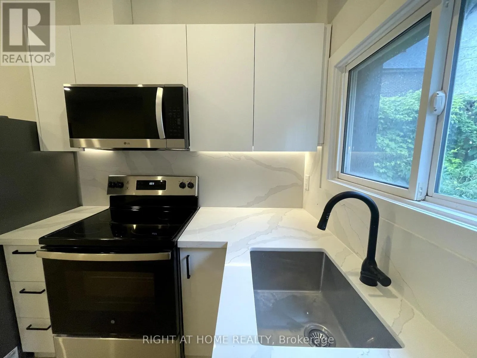 Other for rent: L - 500 Salem Avenue N, Toronto, Ontario M6H 3E1