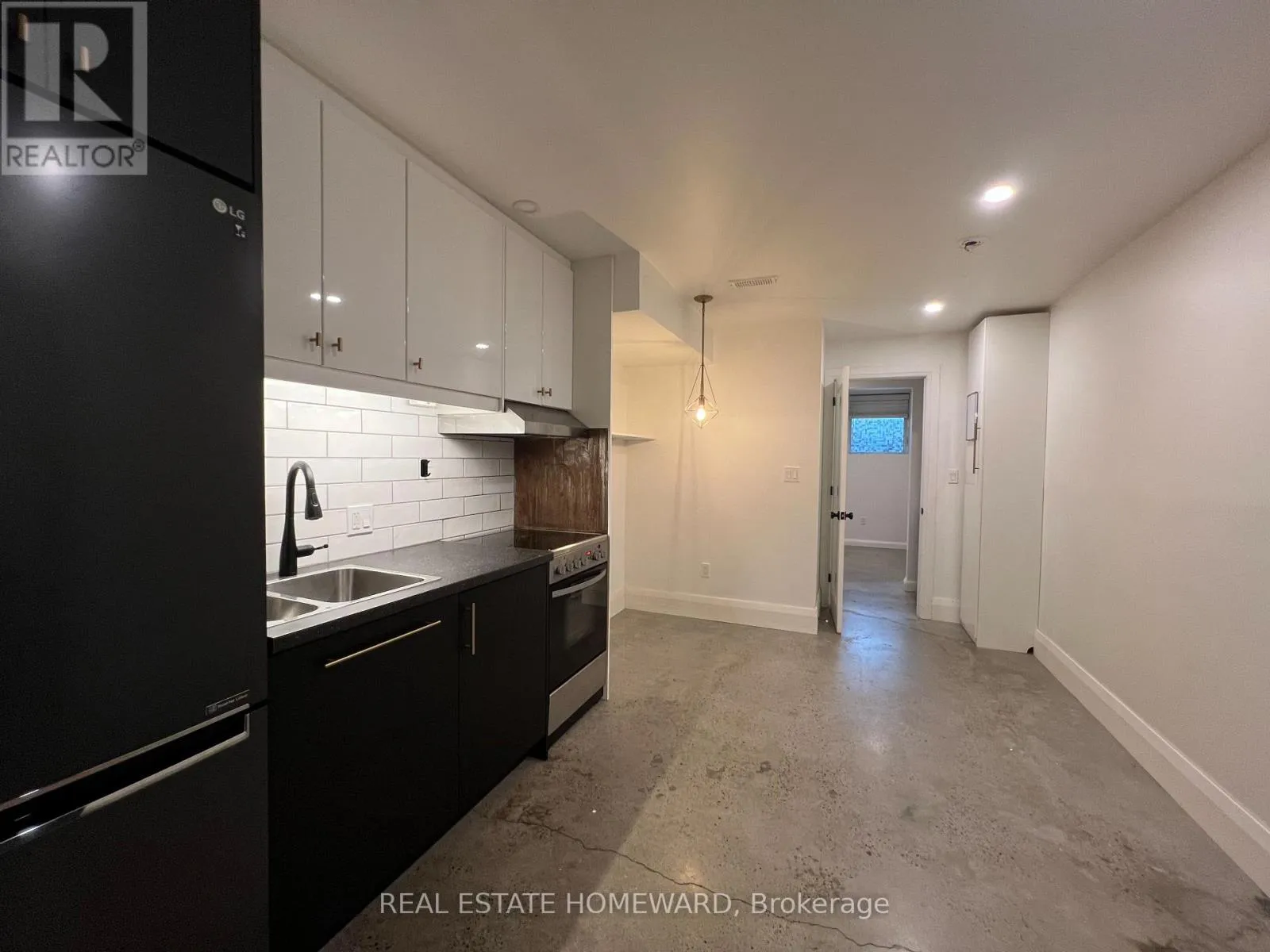 House for rent: Lower - 110 Caroline Avenue, Toronto, Ontario M4M 2X7