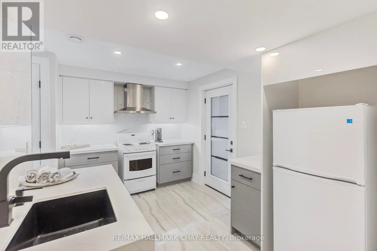 Other for rent: Lower - 12 Tower Court, Bradford West Gwillimbury, Ontario L3Z 2V2