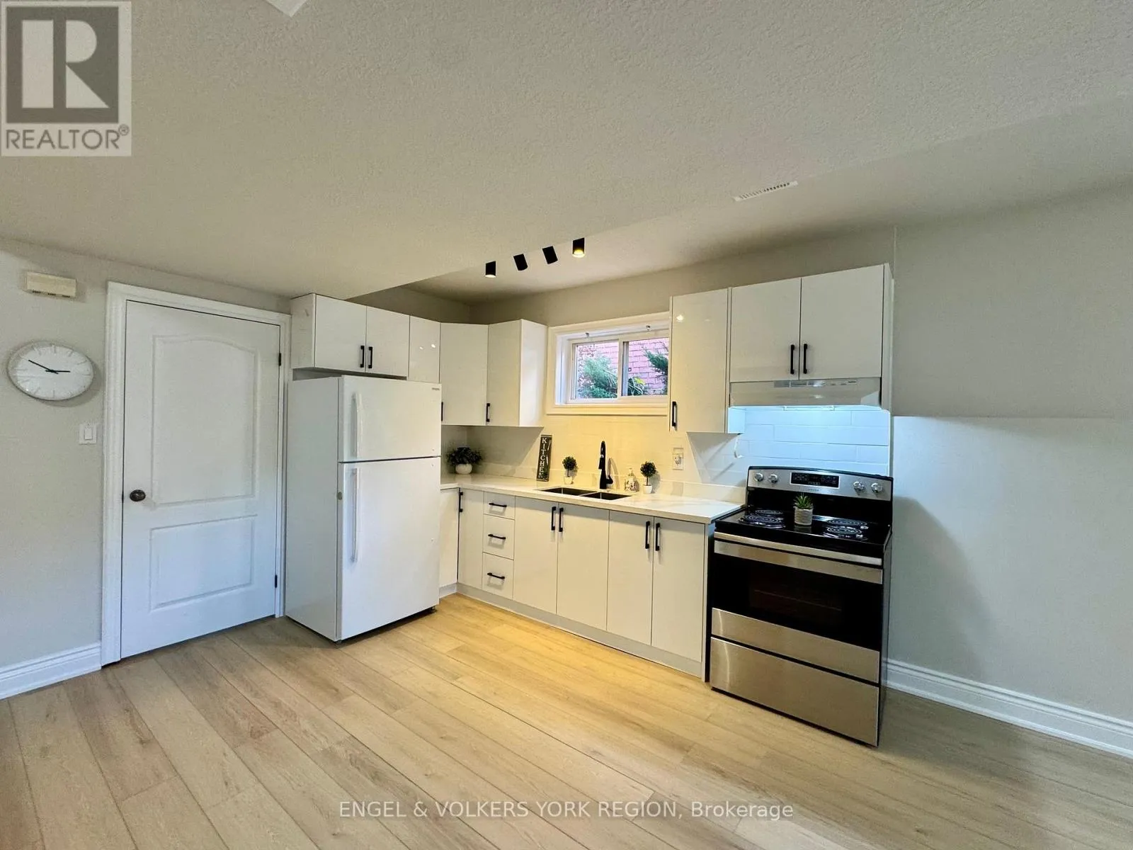 House for rent: Lower - 125 Sovereign's Gate, Barrie, Ontario L4N 0Y9