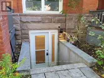 Other for rent: Lower - 129 Walmer Road, Toronto, Ontario M5R 2X8