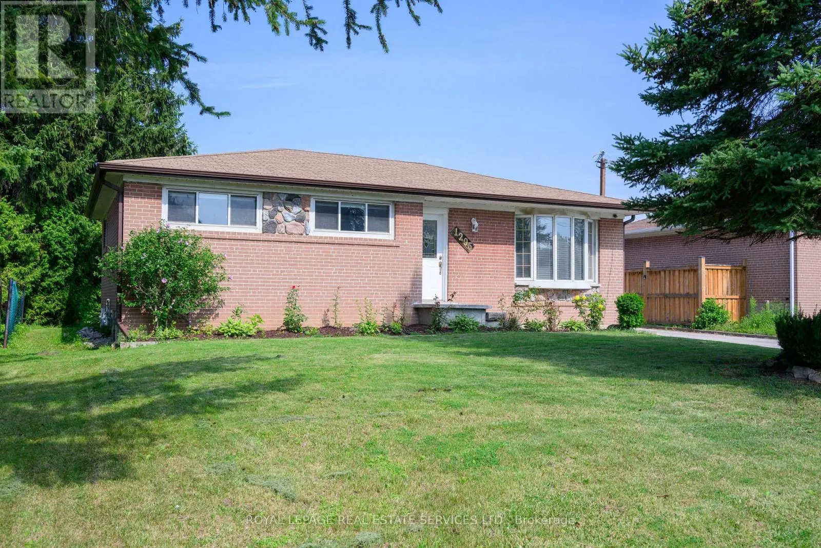 House for rent: Lower - 1295 Pinegrove Road, Oakville, Ontario L6L 2X2