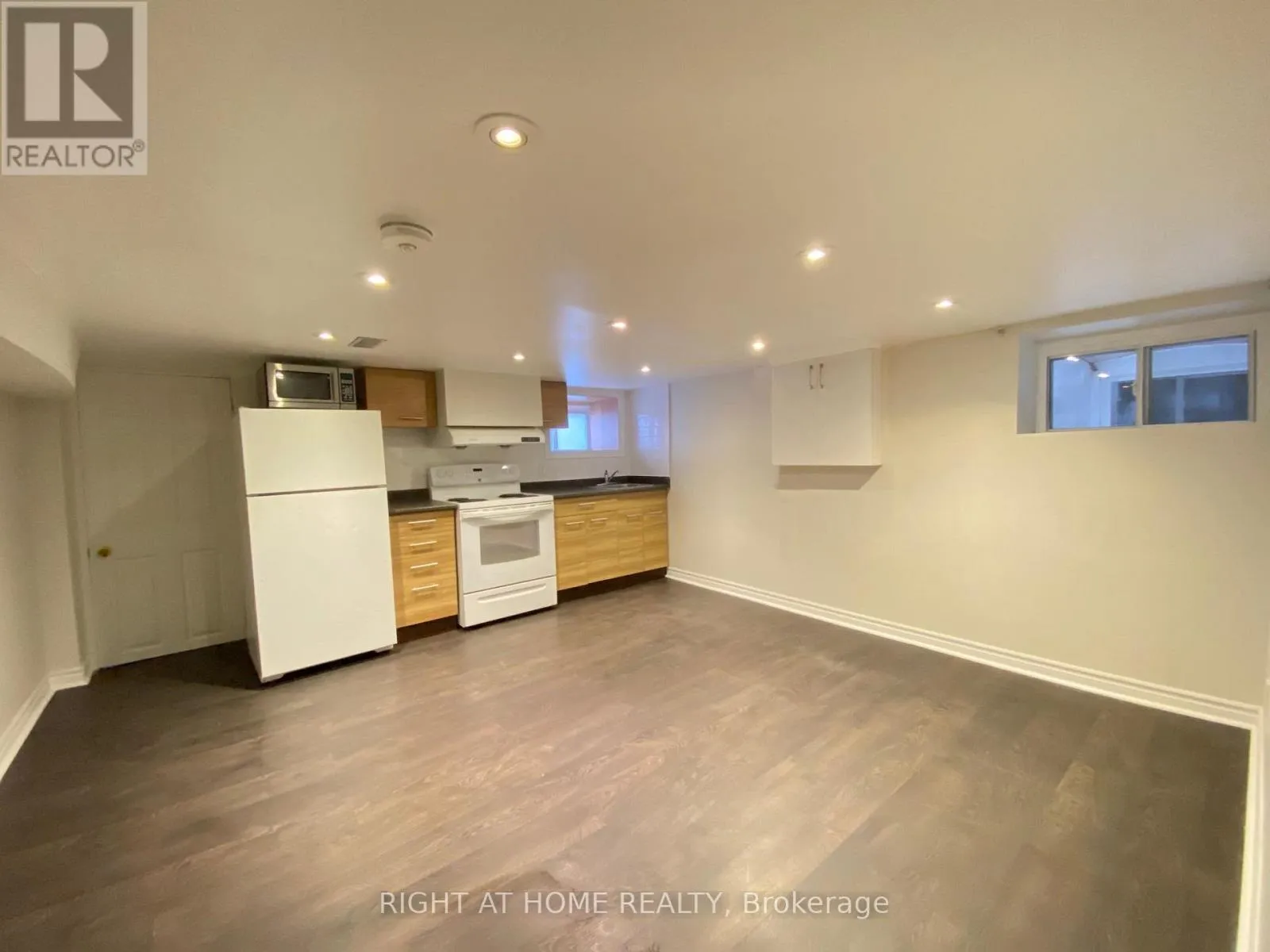 House for rent: Lower - 1365 Lansdowne Avenue, Toronto, Ontario M6H 3Z9