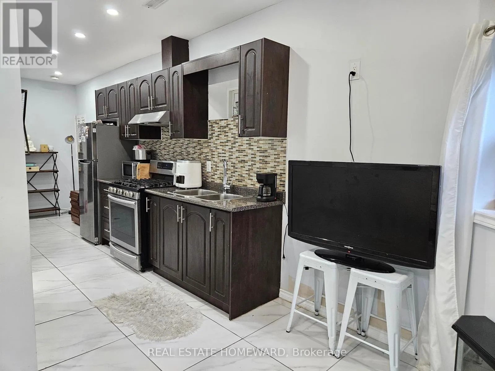 Other for rent: Lower - 141 Coxwell Avenue, Toronto, Ontario M4L 3B4