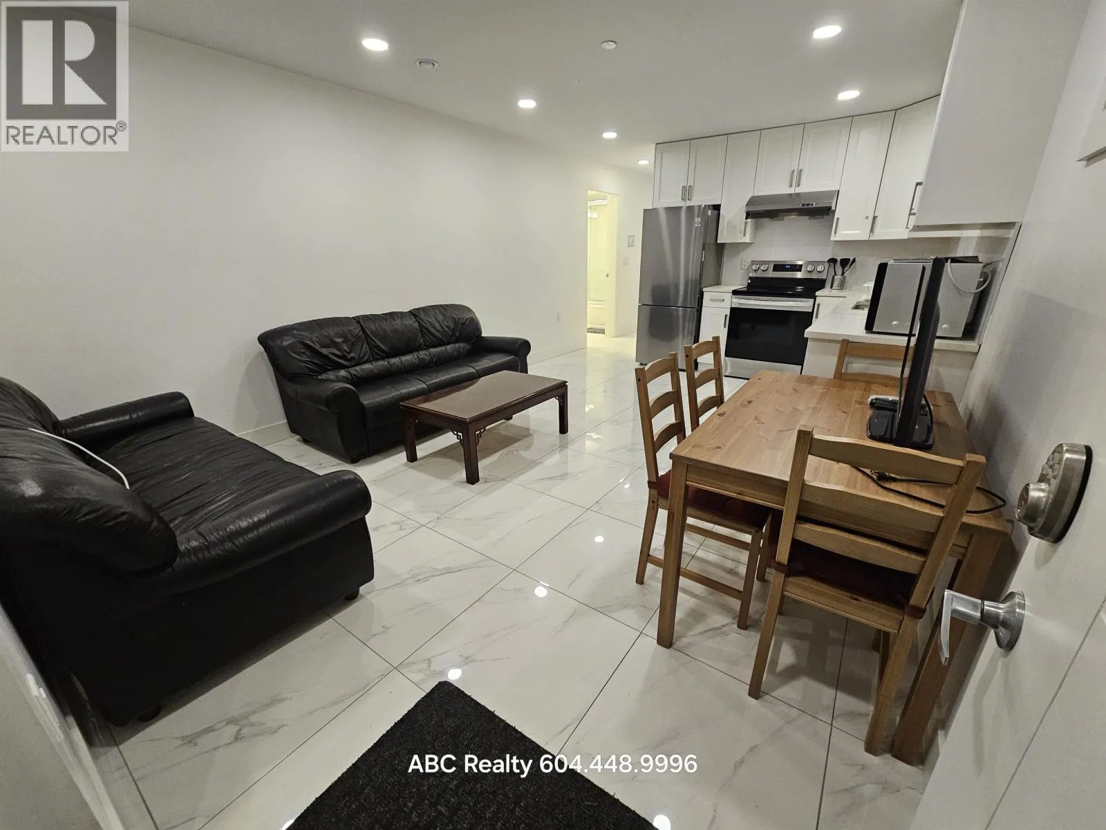 House for rent: Lower 1xx W 43 Avenue, Vancouver, British Columbia V5Y 2T7