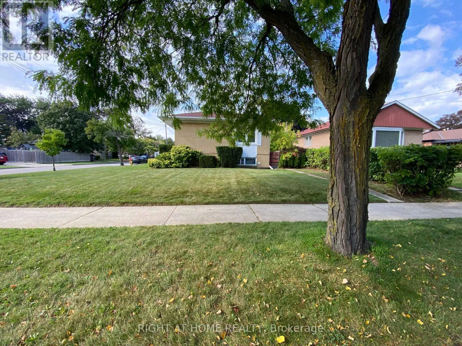 House for rent: Lower - 2 Hagersville Court, Toronto, Ontario M9C 4A3