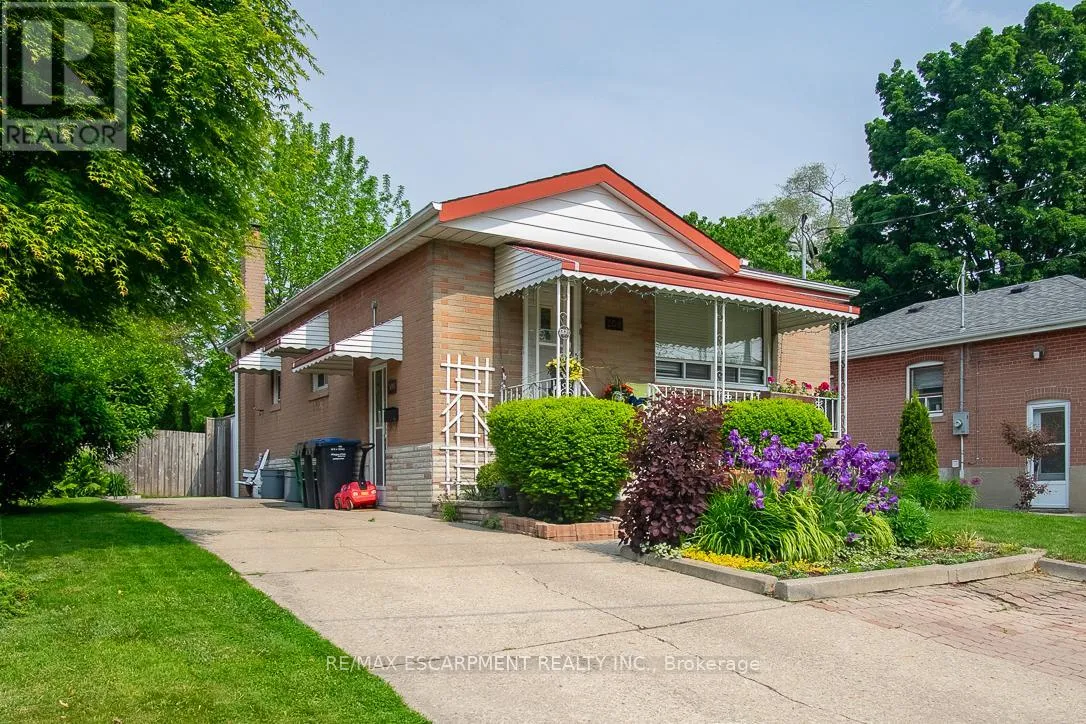 House for rent: Lower - 206 Queen Street W, Mississauga, Ontario L5H 1L6