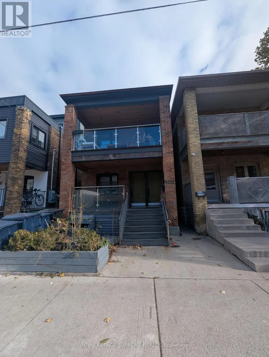 Triplex for rent: Lower - 2132 Dundas Street W, Toronto, Ontario M6R 1X2