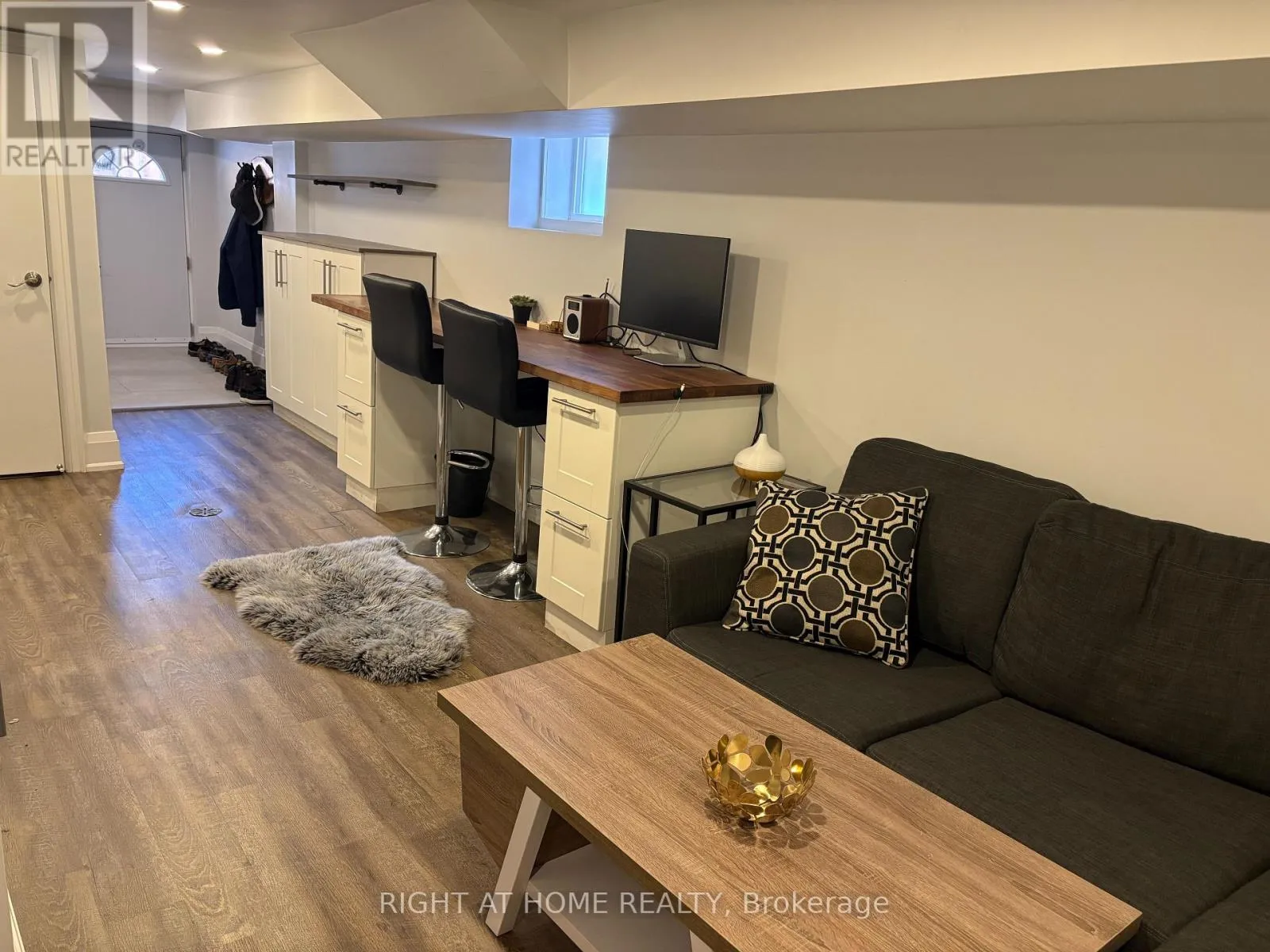 House for rent: Lower - 39 Amherst Avenue, Toronto, Ontario M6E 1Z2