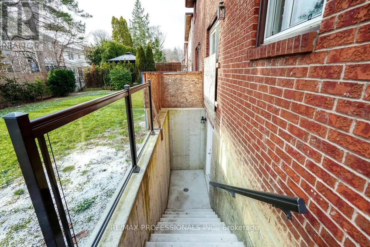 House for rent: Lower - 7 Vancho Crescent S, Toronto, Ontario M9A 4Z1