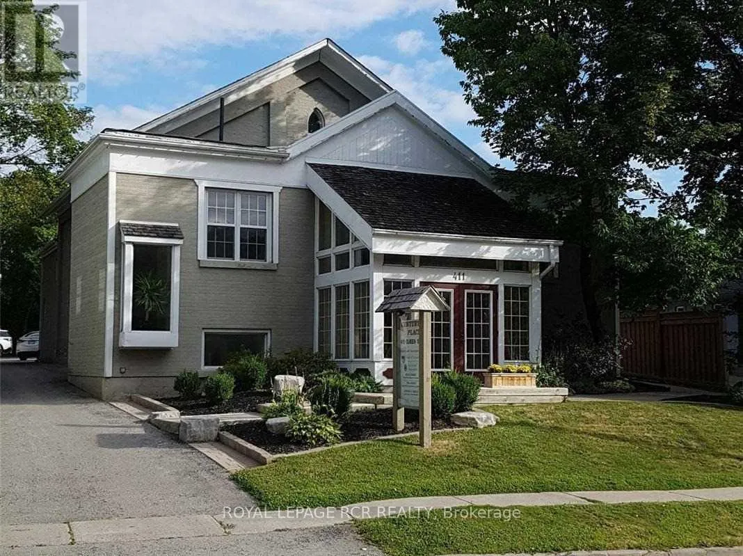 Offices for rent: Lower Cubicle - 411 Queen Street, Newmarket, Ontario L3Y 2G9