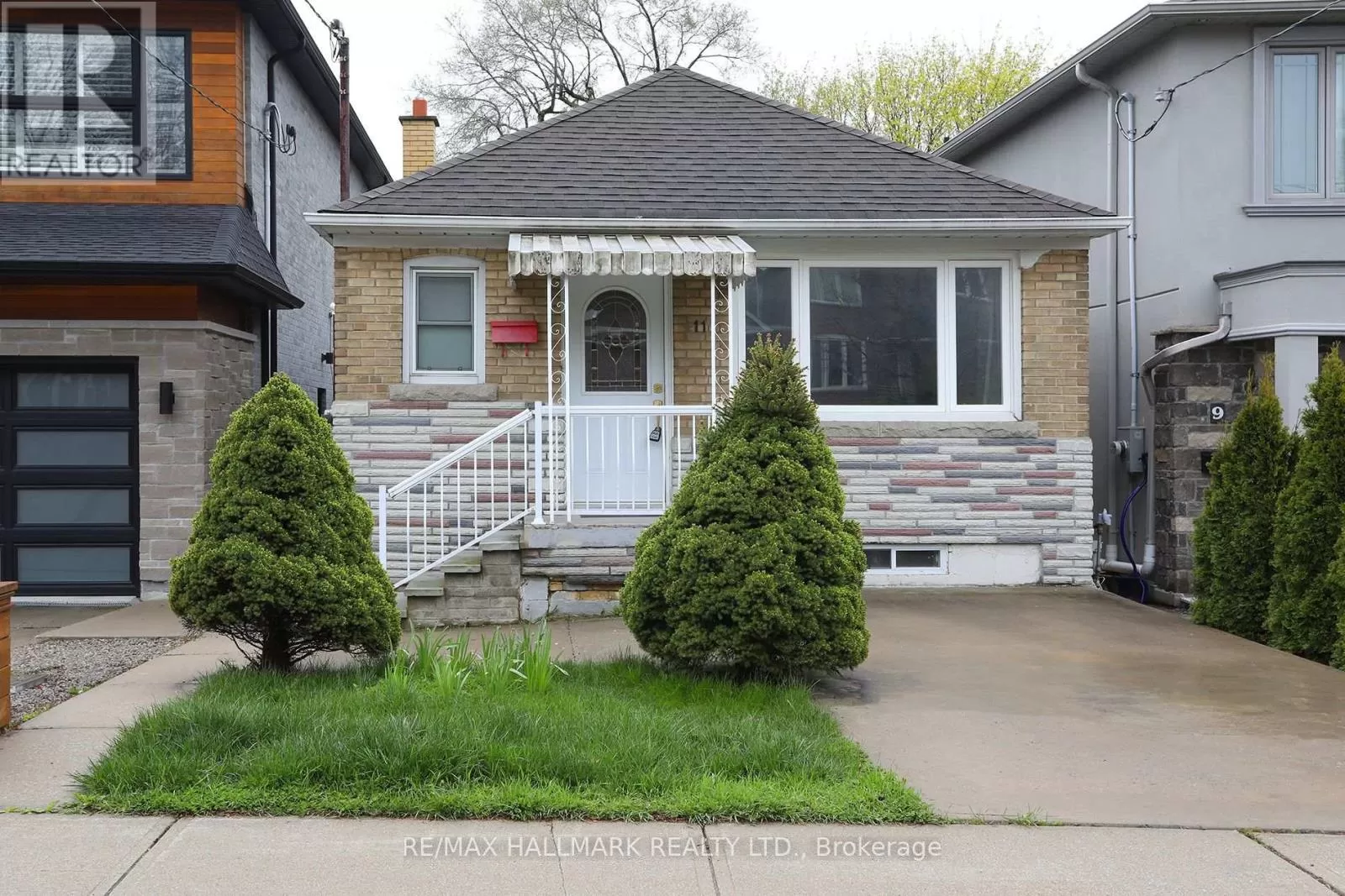 House for rent: Main - 11 Adair Road, Toronto, Ontario M4B 1V4