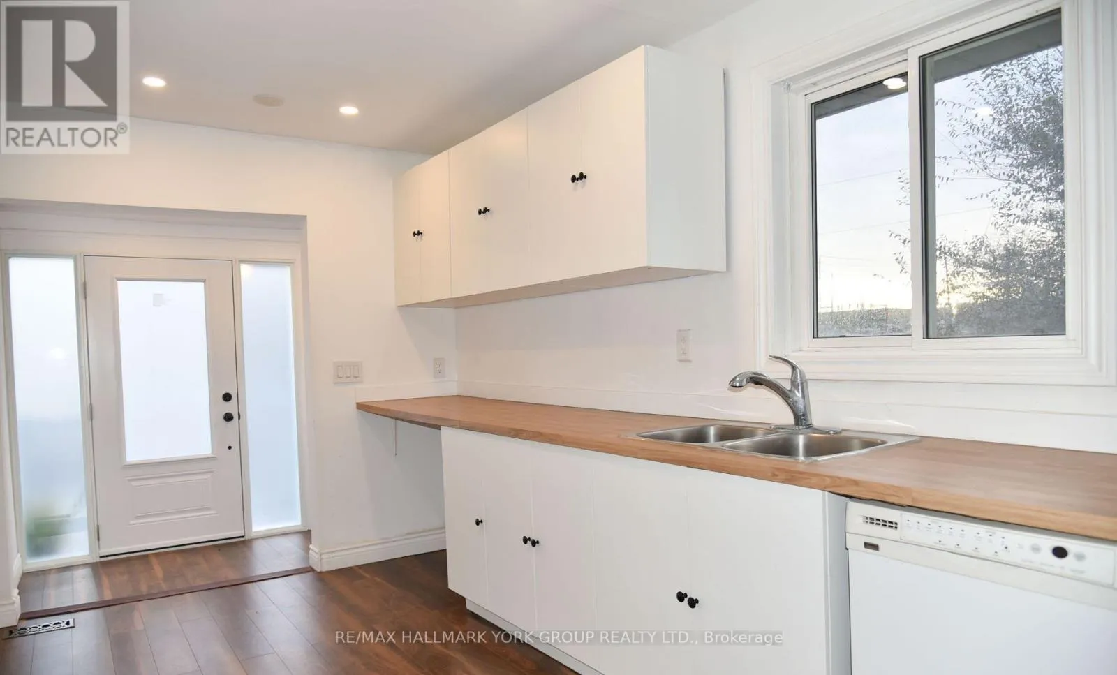 House for rent: Main - 181 Penn Avenue, Newmarket, Ontario L3Y 2S4