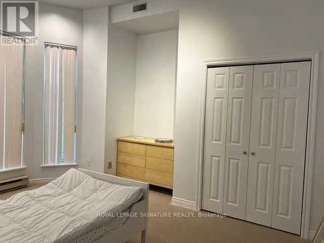 House for rent: Main - 208 Carlton Street, Toronto, Ontario M5A 2L1