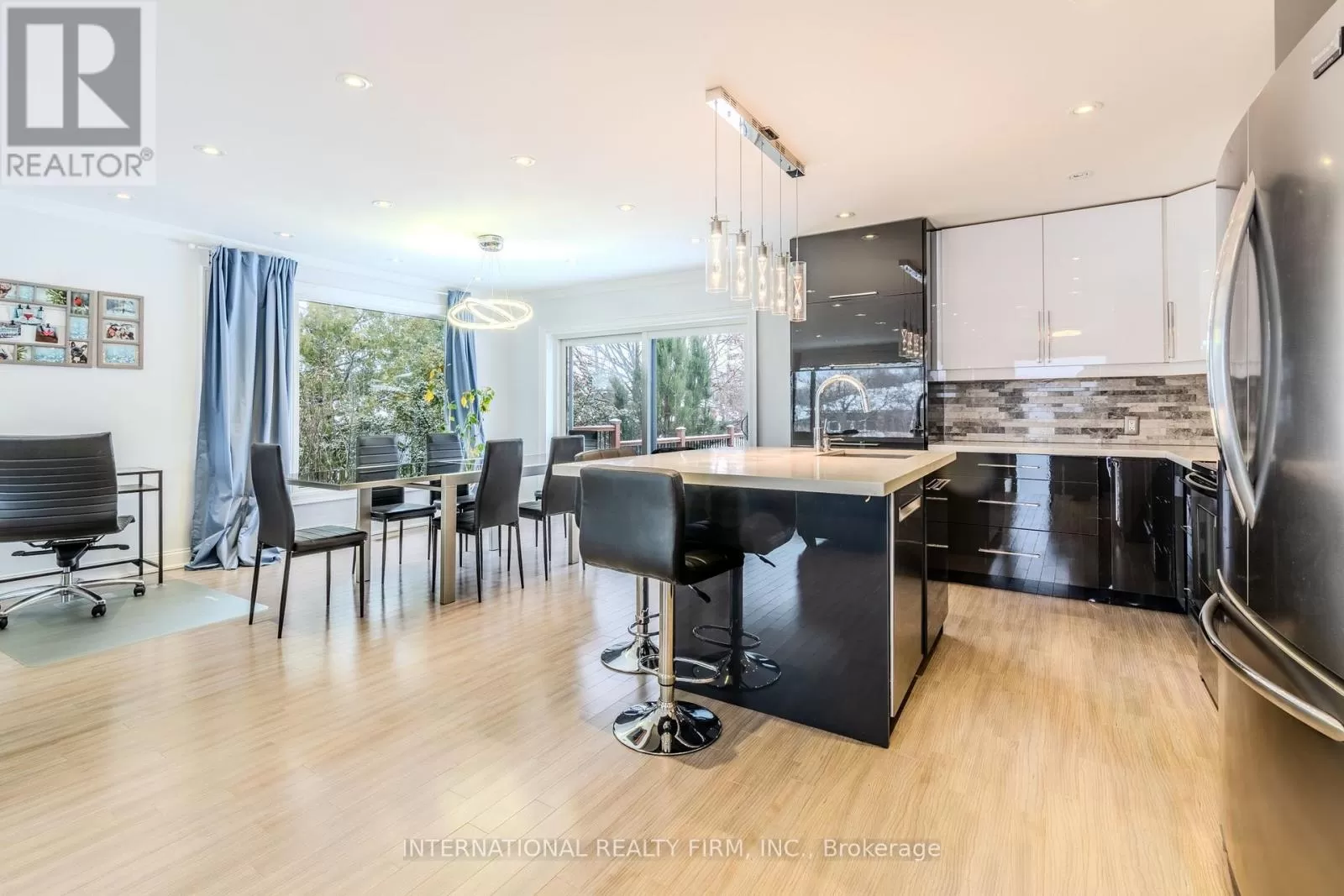 House for rent: Main - 24 Paramount Court, Toronto, Ontario M6M 2L5