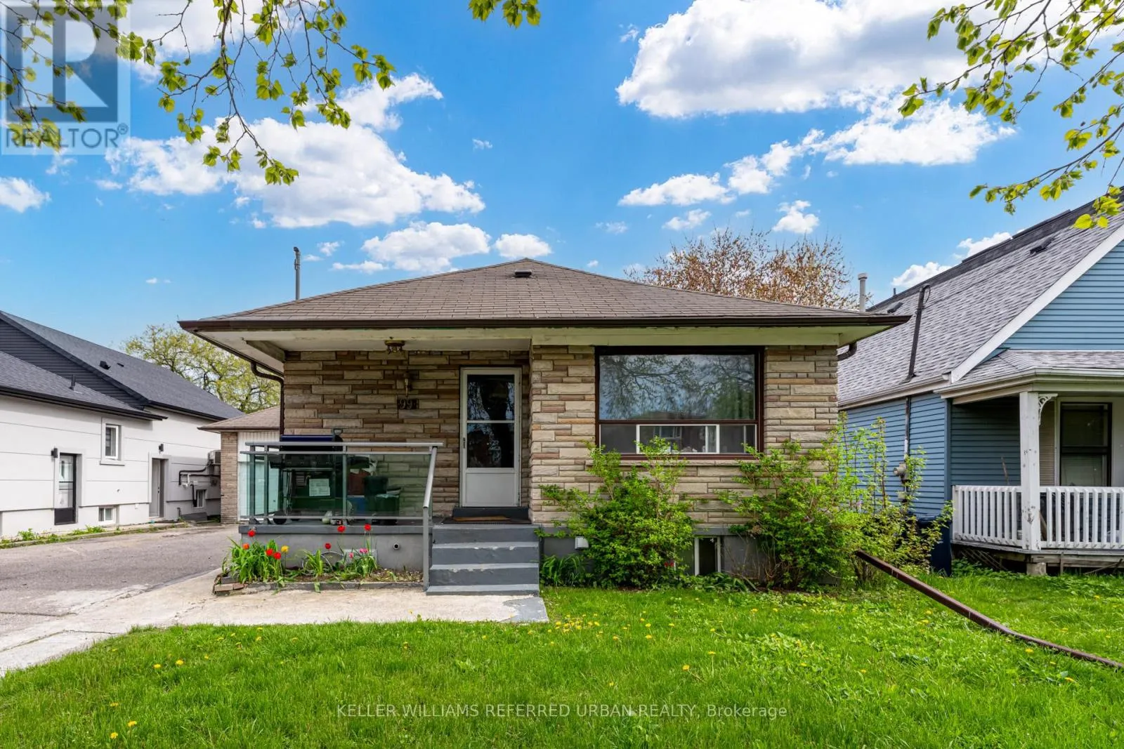 House for rent: Main - 99 Hay Avenue, Toronto, Ontario M8Z 1G3