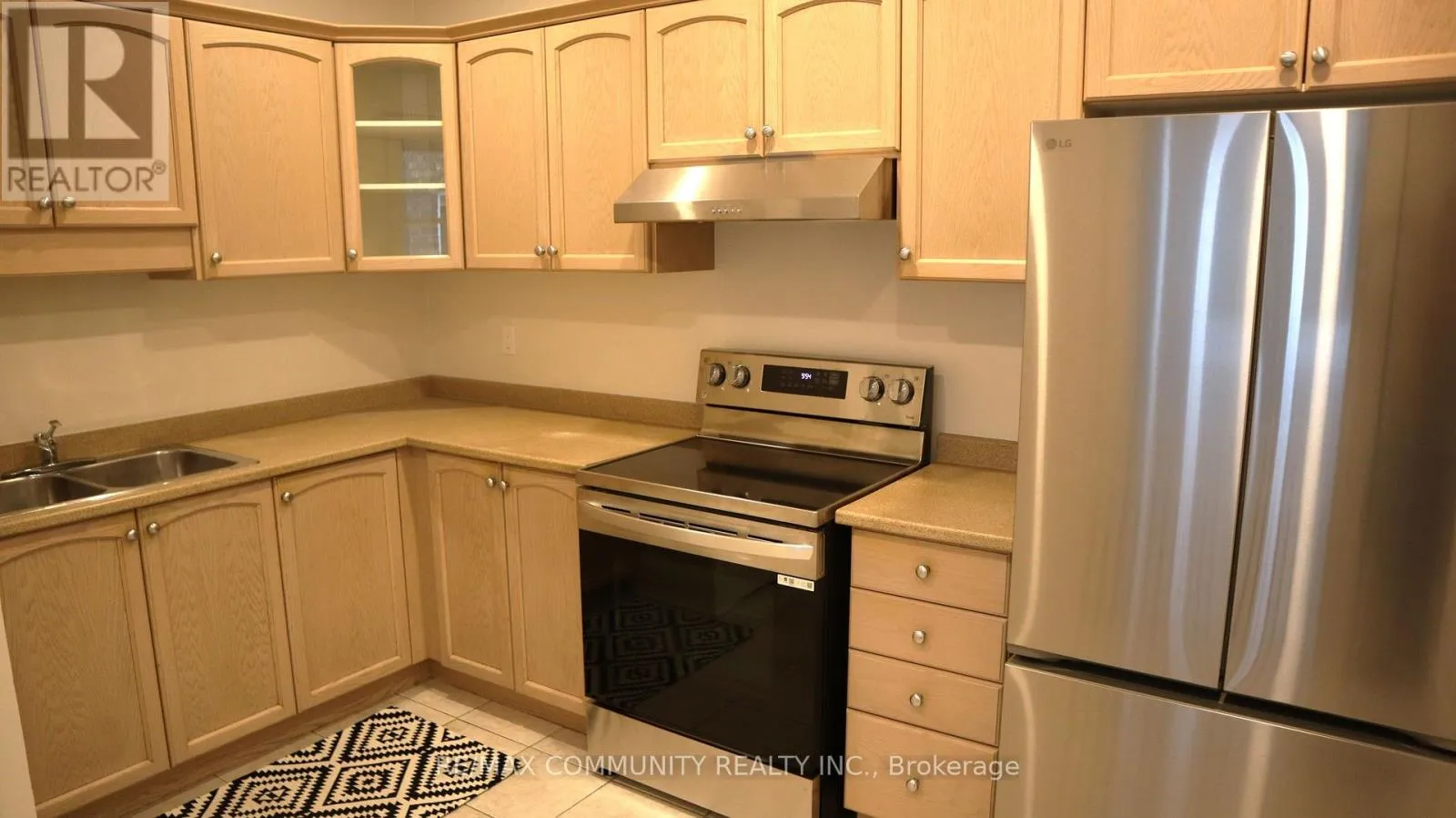 House for rent: Main Fl - 731 Coxwell Avenue, Toronto, Ontario M4C 3C3