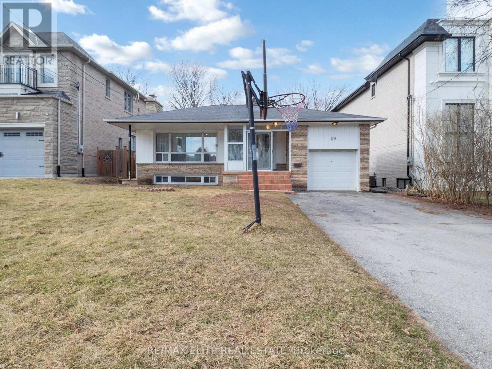 House for rent: Main Floor - 49 Viamede Crescent, Toronto, Ontario M2K 2A7