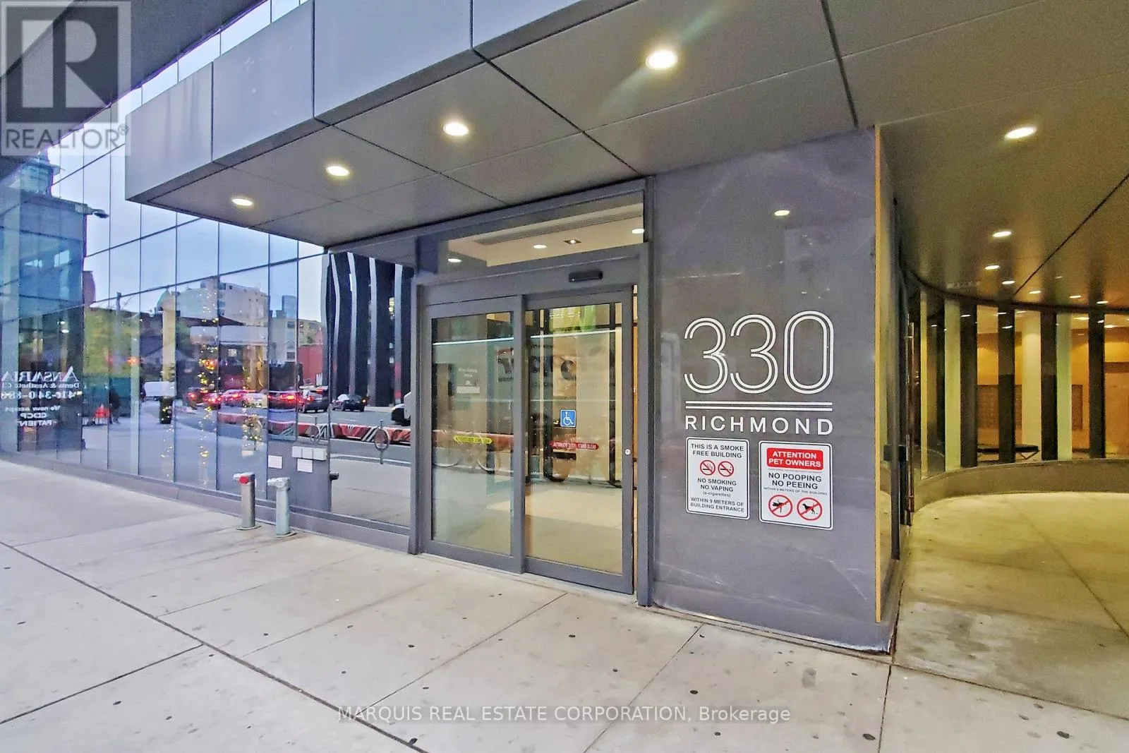 Parking for rent: Parking - 330 Richmond Street W, Toronto, Ontario M5V 0M4