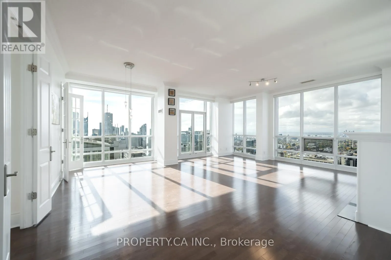 Apartment for rent: Ph05 - 763 Bay Street, Toronto, Ontario M5G 2R3