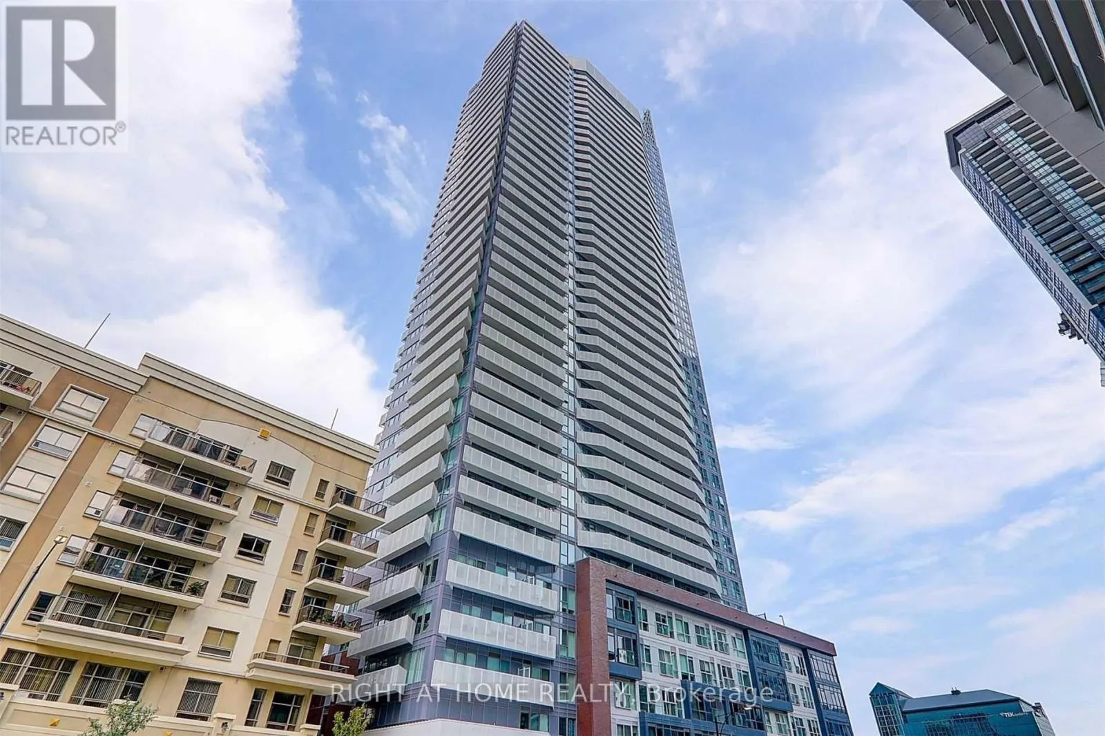 Apartment for rent: Ph06 - 4065 Confederation Parkway, Mississauga, Ontario L5B 0L4