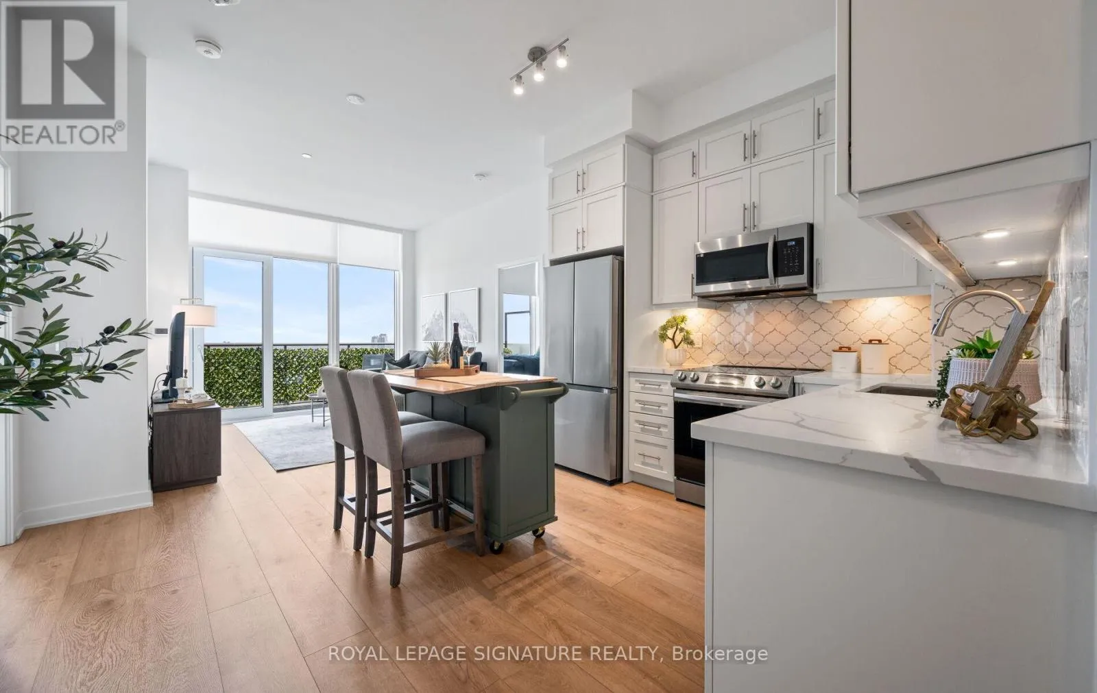 Apartment for rent: Ph07 - 105 Oneida Crescent, Richmond Hill, Ontario L4B 0H6