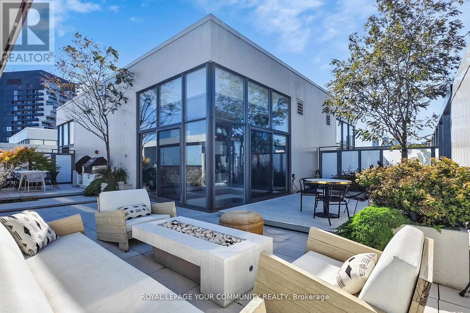 Apartment for rent: Ph10 - 32 Trolley Crescent, Toronto, Ontario M5A 0E8