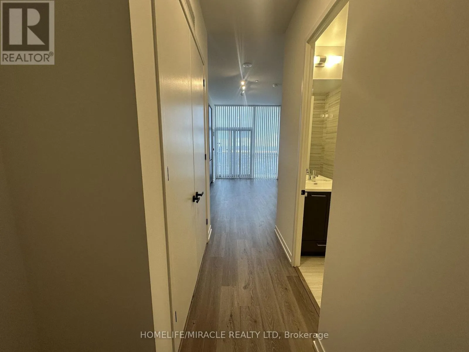 Apartment for rent: Ph105 - 28 Interchange Way, Vaughan, Ontario L4K 0P8