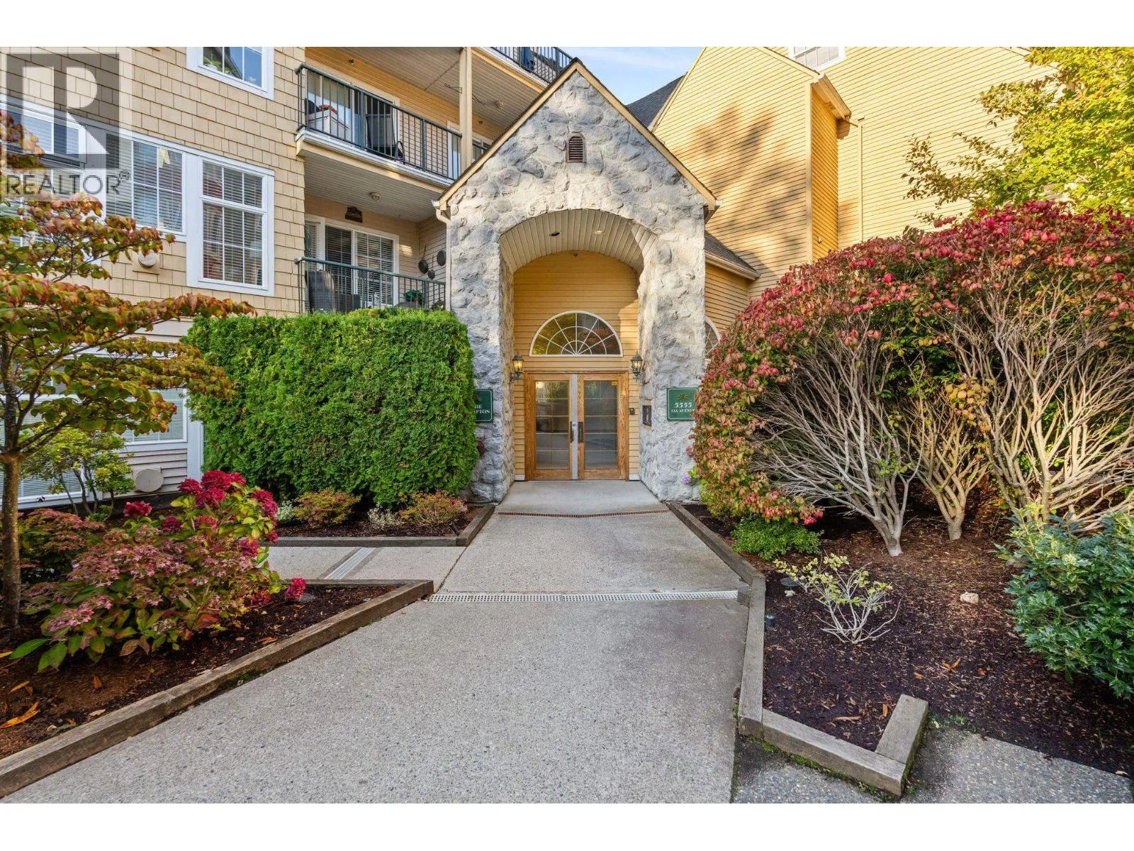 Apartment for rent: Ph5 5555 13a Avenue, Delta, British Columbia V4M 2E7