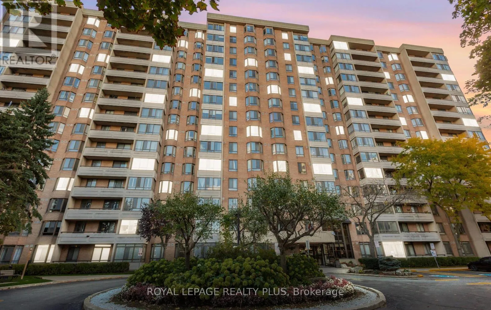 Apartment for rent: Ph8 - 5 Lisa Street, Brampton, Ontario L6T 4T4