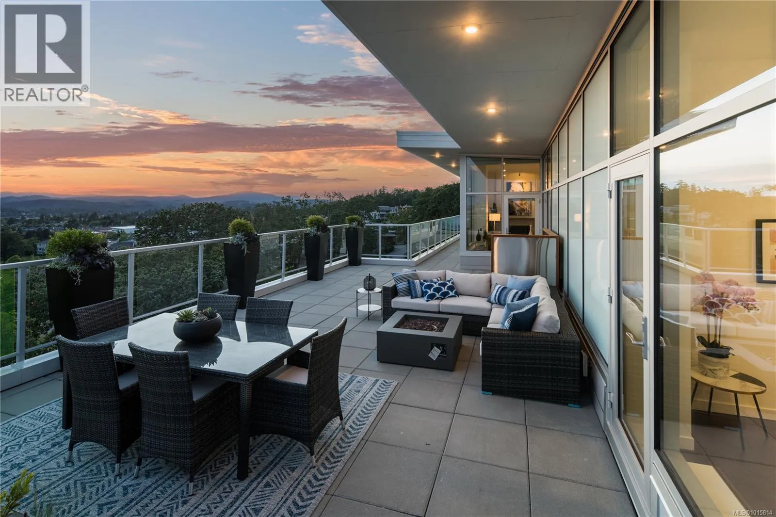 Apartment for rent: Ph902 4009 Rainbow Hill Lane, Saanich, British Columbia V8X 0B3