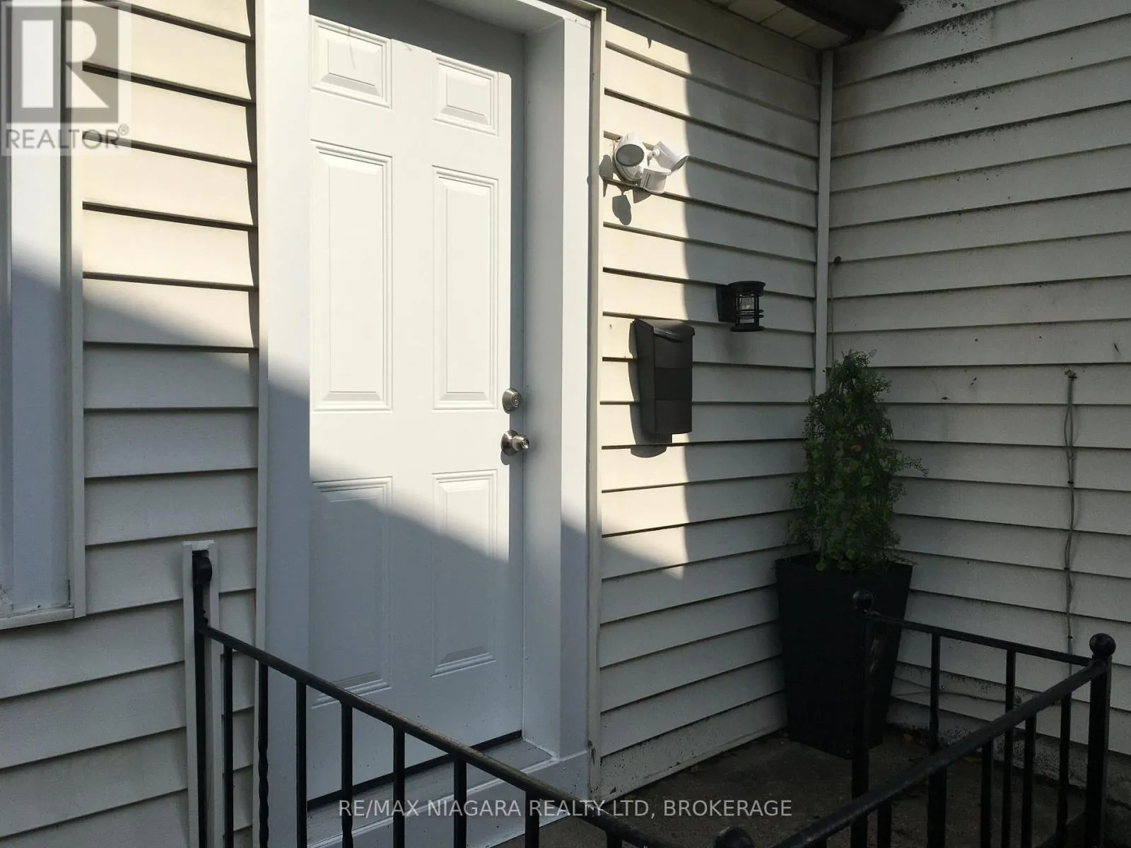 House for rent: Rear Unit - 163 Welland Avenue, St. Catharines, Ontario L2R 2N9