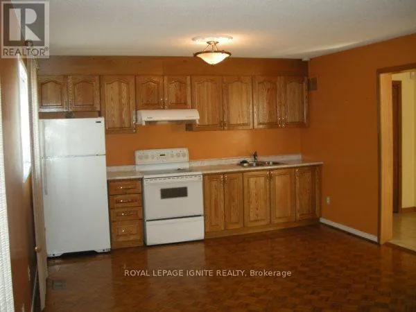 House for rent: Side Unit - 7463 Sigsbee Drive, Mississauga, Ontario L4T 3S5