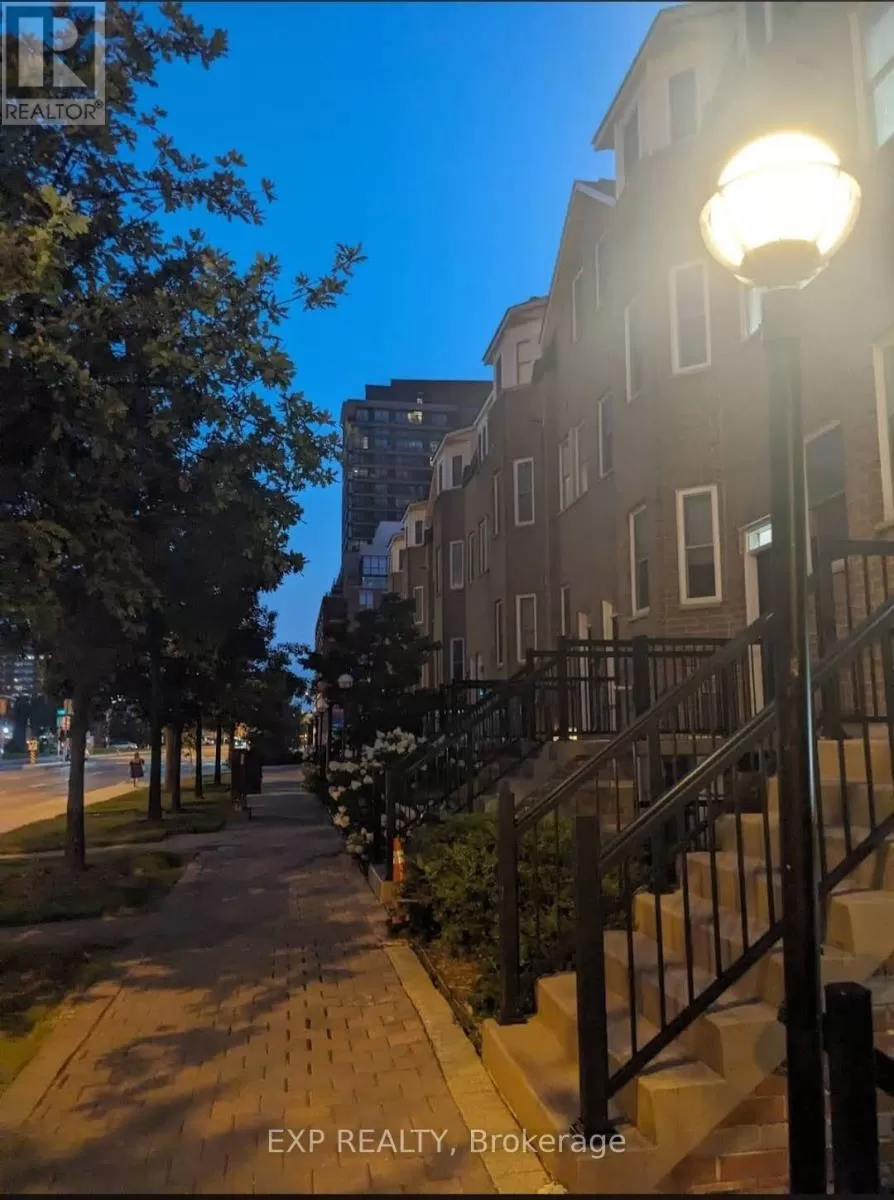 Row / Townhouse for rent: Th 221 - 760 Lawrence Avenue W, Toronto, Ontario M6A 1B8