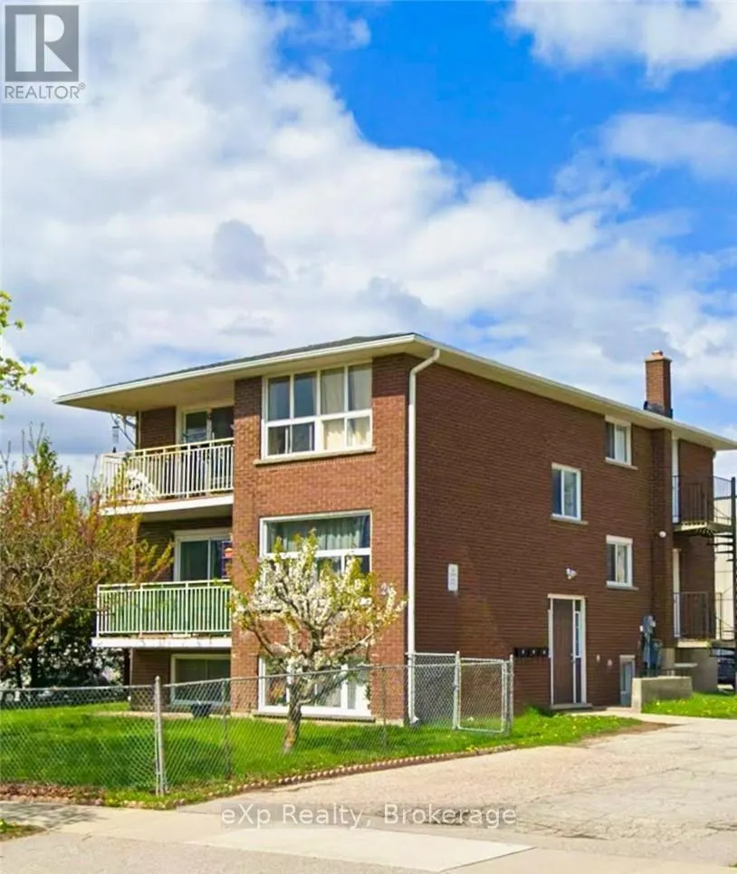 Triplex for rent: Unit 1 - 26 Woodfern Court, Kitchener, Ontario N2E 1H4